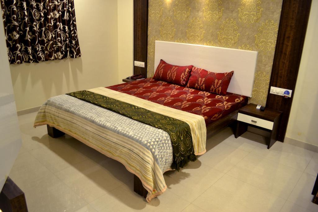 Hotel Sapphire Junagadh Quarto foto